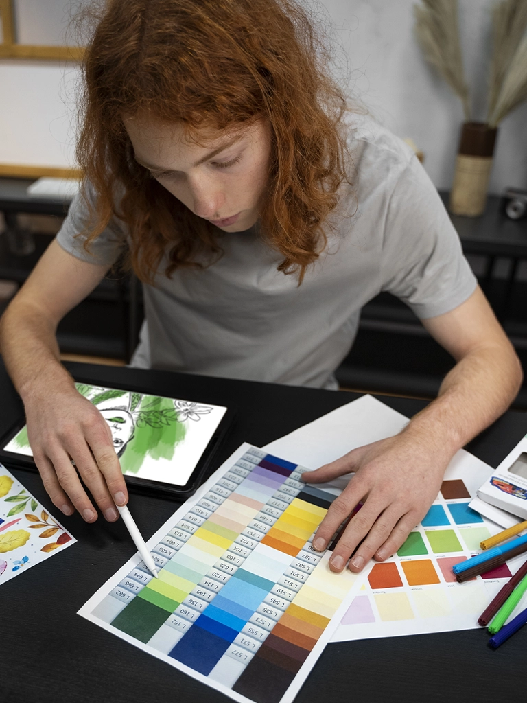 Equipo imprimiendo lona gran formato en taller de Medellín